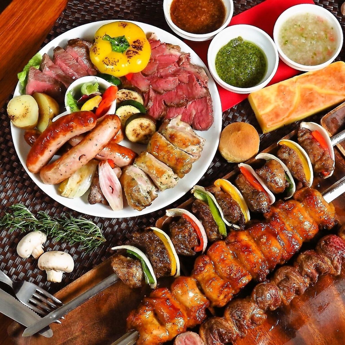 ボリュームたっぷりのシュラスコ食べ放題で楽しいお肉女子会に♪