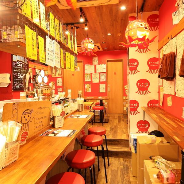 カジュアルで賑やかな雰囲気が魅力。タコちょうちんの優しい灯りが空間を包み込み、温かみのあるムードを演出しています。少人数でも入りやすいカウンター席や、仲間とゆっくり過ごせるテーブル席まで完備。鉄板から立ち上る香ばしい香りや、料理が出来上がる音が心地よく、活気に満ちた空間でお酒と料理をお楽しみください