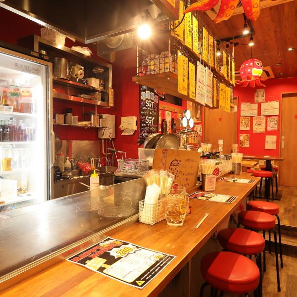 カウンター席では、目の前でたこ焼きが焼き上がる様子を間近で楽しめます。ジュージューと響く焼き音や、香ばしいソースの香りが食欲をそそり、料理が完成するまでの時間もワクワク感が止まりません。スタッフとの距離も近く、気軽に会話をしながら、ライブ感たっぷりのひとときを満喫できます。