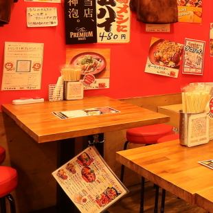 2人掛けのテーブル席は、デートや少人数の飲み会に最適。程よい距離感で、たこ焼きをシェアしながら会話も弾みます。カジュアルながらも落ち着きのある空間で、ゆったりとした時間を過ごせます。お酒を飲みながら、ふわとろ食感のたこ焼きを頬張るひとときは、リラックスした大人のデートにもぴったりです。