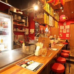 目の前でたこ焼きが焼き上がる様子を間近で楽しめるカウンター席。ジュージューと焼ける音や香ばしい香りが五感を刺激し、出来立てをすぐに味わえます。職人の手さばきを眺めながら食事を楽しめるのが魅力。ライブ感あふれる特等席で、たこ焼きとハイボールをじっくり堪能できます