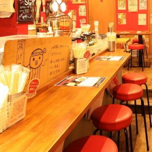 一人飲みに最適なカウンター席は、仕事帰りにサクッと立ち寄れる気軽さが魅力。ちんちろハイボールで運試しをしながら、出来立て熱々のたこ焼きを楽しめます。落ち着いた雰囲気の中、スタッフとの距離も近く、気さくな会話を楽しめるのもポイント。ちょい飲みからしっかり食事まで、気分に合わせて過ごせる自由さも魅力です