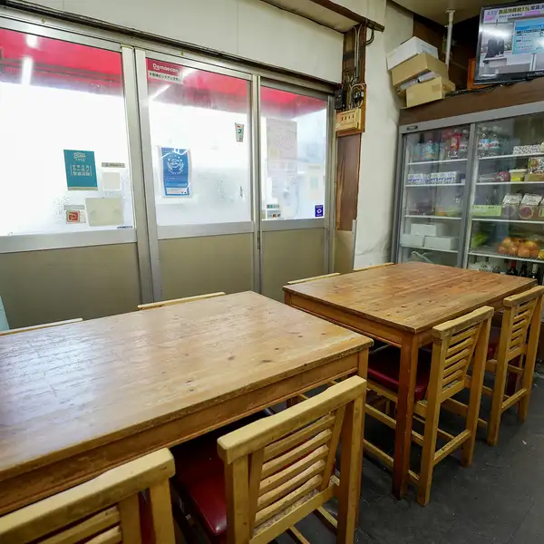 シンプルで落ち着いた店内は、完全貸切制ならではのプライベート感を演出。周囲を気にせず、ゆったり過ごせます。団体利用をメインに設計された空間で、宴会や会食に最適。お祝い対応も可能で、特別な日を華やかに彩ります。心地よい空間で楽しいひとときをお過ごしください。貸切の安心感も魅力。