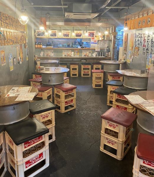 丸テーブルを囲んで食べて飲んで楽しめる空間。メインの串カツ、ビール、豊富なドリンクを思う存分楽しんでください！