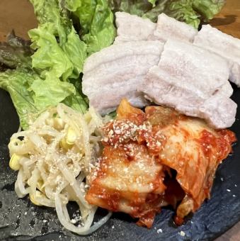 泡菜拌蒸猪肉配凉拌菜