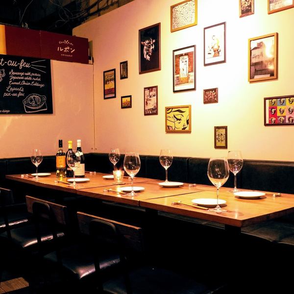 壁一面に絵が飾られた、カジュアルモダンな雰囲気の落ち着きのあるテーブル席。4名 ~12名様のお集まりにご利用出来る最適なお席です。◎西荻窪/ビストロ/ワイン/宴会