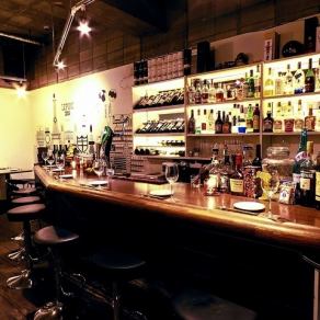 バックバーに並ぶ、洋酒やリキュール、ワインのボトルを眺めながらゆったりとしたお時間をお過ごしください。カウンター右側にあるオープンキッチンでは、シェフが目の前でお料理をお作りします◎お一人でも安心して飲み食い出来ますよ！西荻窪/女子会/イタリアン/一人飲み/デート/ワインバー