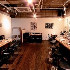 プライベート貸し切りは15名様から承ります。最大30名(着席可)。立食時のパーティーの場合は最大50名様前後まで可。(ご予算70000円~)15名~最大50名の 団体様まで、貸し切りでご宴会が出来ます。きれいな内装は店主の手作り！天井まで4メートルで店内広々な空間で居心地最高◎です。音響、大型テレビも完備！Liveも大歓迎。