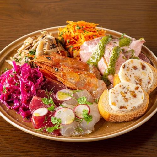 専門の農家産から届けられる新鮮な有機野菜で作る、ルポンのサラダ＆カルパッチョ、選べる前菜盛りも！