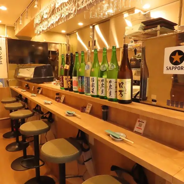 【おひとり様も大歓迎】木の温もりが感じられる明るい店内にはカウンター席をご用意しております♪目の前にはお寿司(鮨)のネタケースや宮城の地酒、日本酒の瓶がズラリと並び本格的な雰囲気が漂います◎自慢の海鮮や生牡蠣をつまみながら、お好みのお酒を心ゆくまでお楽しみくださいませ！ふらっと立ち寄れる和の空間です♪