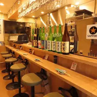 【特等席のカウンター】ズラリと並んだ日本酒の瓶が目を引くカウンター席は、お一人様やデートにもぴったりです!目の前には新鮮な海の幸が並ぶ寿司ネタケースもあり、ライブ感と共にお食事を心ゆくまでお楽しみ頂けます♪美味しい自慢のお寿司や種類豊富なお酒などを味わいながら、至福のひとときをお過ごしくださいませ◎