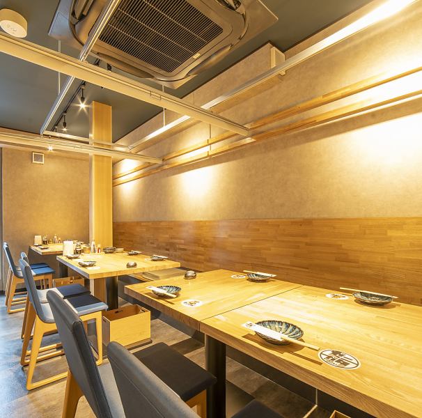 [Banquets of up to 18 people can be accommodated *Free layout] The interior of the restaurant has a modern Japanese atmosphere with stylish tiles.We can accommodate parties of up to 18 people.There are 9 seats at the counter where one person is welcome and you can sit comfortably.[Okayama/Kurashiki/Izakaya/Banquet/All-you-can-drink/Sake/Fish/Meat/Skewer/Gyoza/Yakitori/Creative Oden/Company banquet/Girls' night out/Second party/Birthday/Saku drinking]