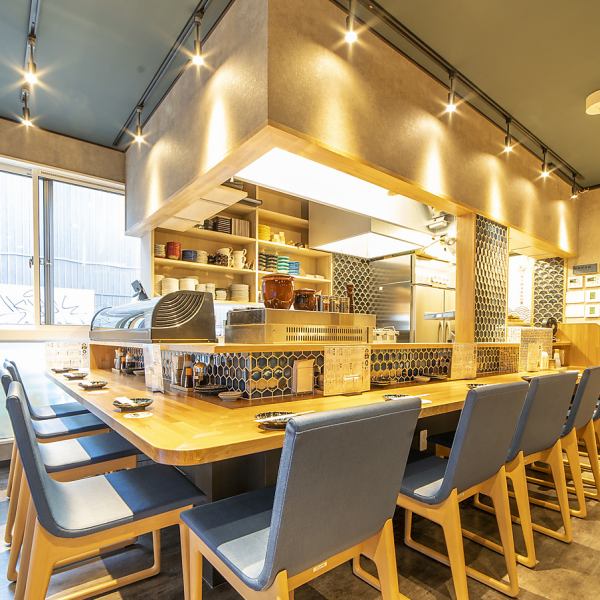 [Single guests welcome ♪ Spacious counter seats with 9 seats] The interior has a modern Japanese atmosphere with stylish tiles.We can accommodate parties of up to 18 people.There are 9 seats at the counter where one person is welcome and you can sit comfortably.[Okayama/Kurashiki/Izakaya/Banquet/All-you-can-drink/Sake/Fish/Meat/Skewer/Gyoza/Yakitori/Creative Oden/Company banquet/Girls' night out/Second party/Birthday/Saku drinking]