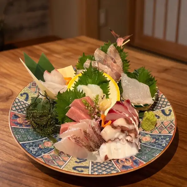 【名物】老舗魚屋直営だから圧倒的に安くて鮮度抜群！「刺身盛り合わせ5種」