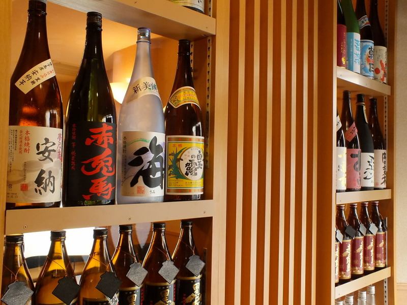 多くの日本酒・焼酎が陳列してある棚は必見あなたにとってお気に入りの一杯に出会えるかも。他では味わえない珍しい地酒もご用意しております。お料理に合わせてご提供しますのでお気軽にお尋ねください♪