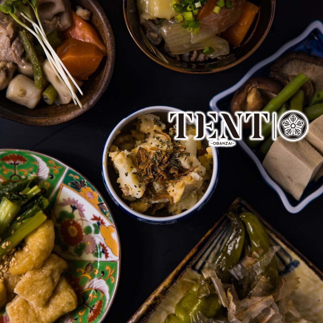 大皿に盛られた約16種類のおばんざいとお酒を楽しめるこだわりの居酒屋◎