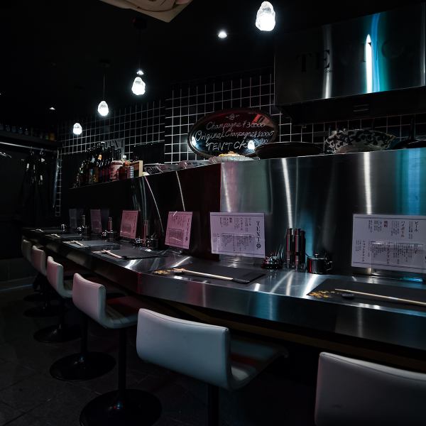 洗練された黒を基調としたシックな空間。一見すると近寄りがたい雰囲気ですが、お出しするのはどこか懐かしいおばんざい!そのギャップが、訪れる人を魅了します。仕事帰りにふらっと立ち寄れる、大人のための隠れ家です◎