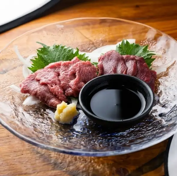 【こだわりの逸品 馬刺二種盛り】熊本県産の馬刺しと霜降り馬刺しを贅沢に味わう逸品