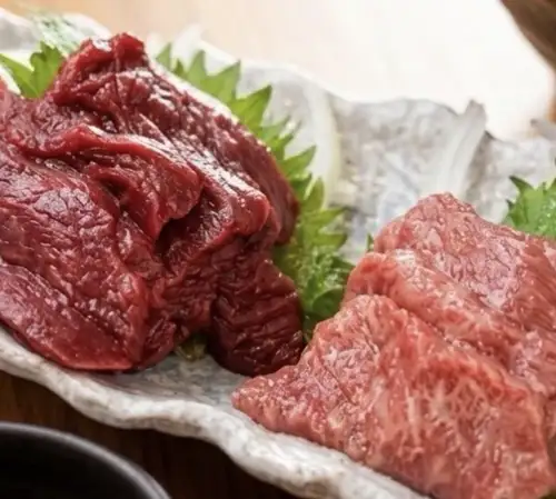 【こだわりの逸品　馬刺二種盛り】熊本県産の馬刺しと霜降り馬刺しを贅沢に味わう逸品