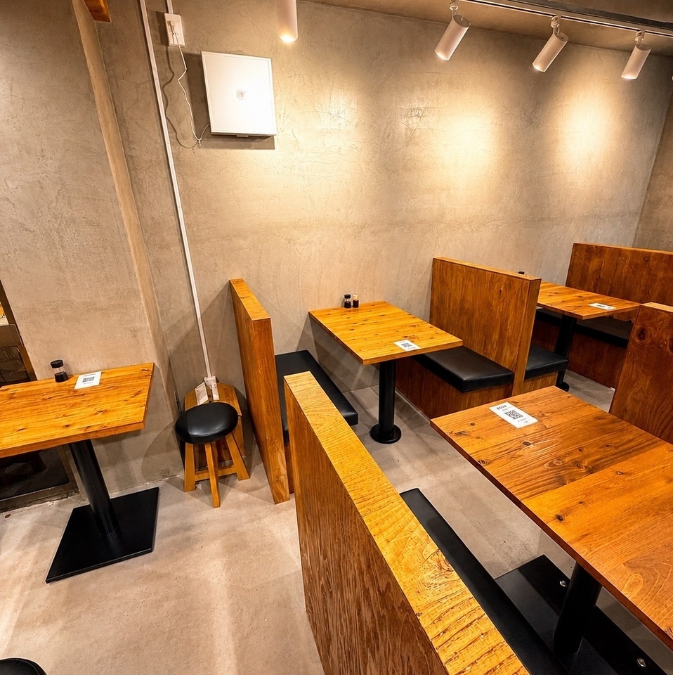 当店は全席喫煙可能◎まさに大人たちの隠れ家です。