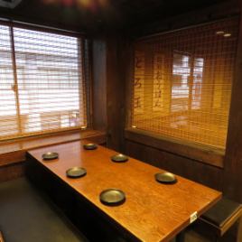 "2F / table seat" It is a table seat for 6 people.It is recommended that you do not mind being surrounded by neighboring seats because it is a blind, ♪ It is a perfect seating for companions, girls' societies, drinking party in associates etc