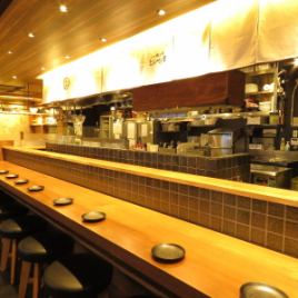 《1F/Counter》If you want to enjoy the live atmosphere, we highly recommend the counter seats☆The delicious aromas wafting from the kitchen are sure to whet your appetite! Solo customers are also welcome!