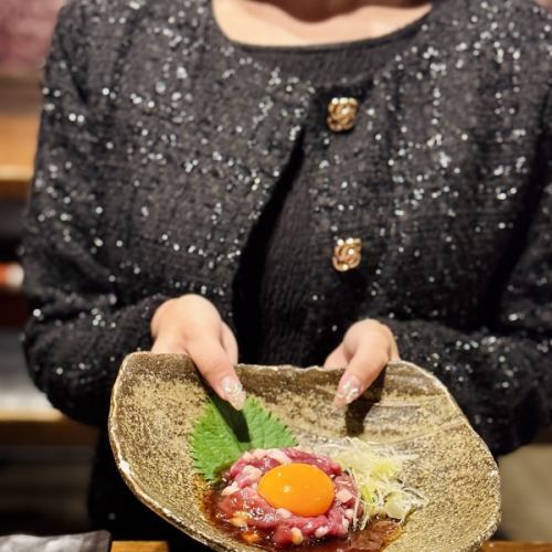 Only a meat wholesaler can offer! Thickly sliced Yukhoe x large free-range chicken egg yolk x homemade Yukhoe sauce x sophisticated atmosphere