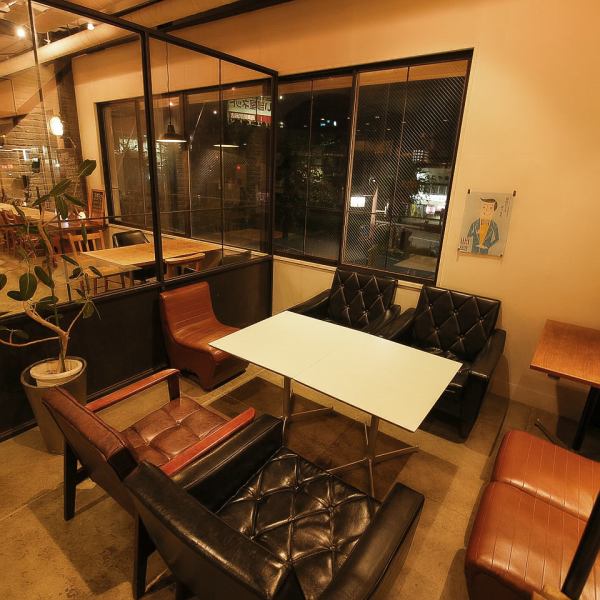 パーテーションで区切られたソファ席。半個室としてプライベートな集まりで大活躍のスペースとお席です。
