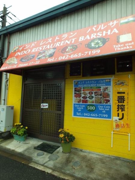 キレイなお店です!ゆったり広々とした空間に、インド料理店には珍しい掘りごたつの席をご用意してます。ゆったりとくつろぎながらお食事をお楽しみください。