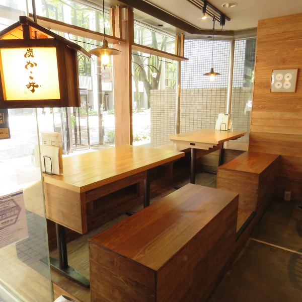 Enjoy a private space such as a small group banquet ♪ There is also a tatami room, and we accept large and small banquets.An izakaya that can be used according to the purpose.We have a large selection of fresh live fish and charcoal-grilled dishes, so please choose our restaurant when you dine in the Hakata area!