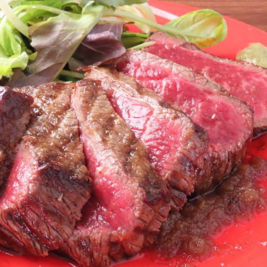 当店のステーキは、厳選された肉の旨味がたっぷり詰まった逸品♪