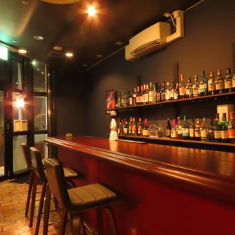 6名様まで座れるカウンター席はお1人様でのご利用やお2人様でのご利用が可能です。お1人様ならしっぽりと飲みをお楽しみいただくことができ、お2人様なら横並びで座ることで親密な関係を築けること間違いなし◎宴会でのご利用も◎