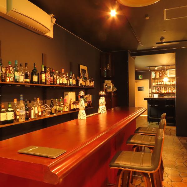 こだわりのお酒を飲みたい方、洋画好きのマスターと会話を楽しみたい方にはピッタリです◎マスターの作る姿を目の前でご覧いただくことで、飲んでいるお酒をより美味しく感じることができます！