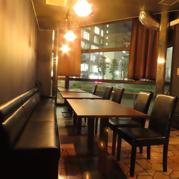 テーブル席は合計12名様がお座りいただけますので、大人数でも安心です！貸切も承っておりますので事前にご相談ください。落ち着いた店内のため、快適にお過ごしいただくことができます。