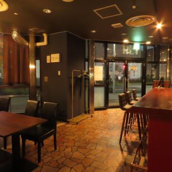 歓送迎会や会社のイベントなど幅広いシーンでご利用いただけます！色とりどりのお酒をテーブルに置いているだけでオシャレな雰囲気を醸し出します。お好きなドリンクで乾杯してください♪