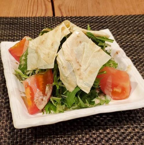 京水菜とトマト湯葉のサラダ