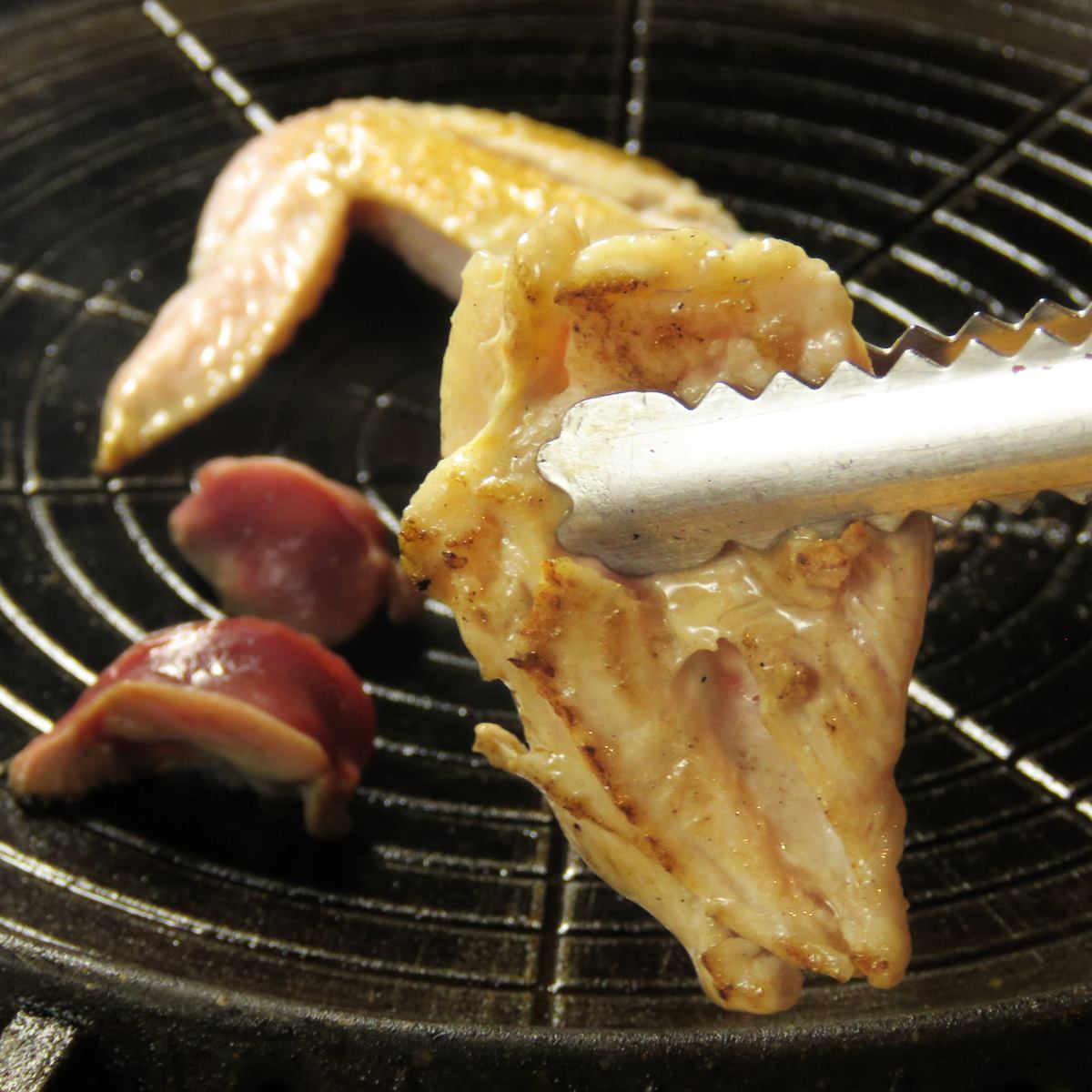 鳥身、砂ずり、せせりなど串なし焼き鳥が食べ放題のコースあり☆