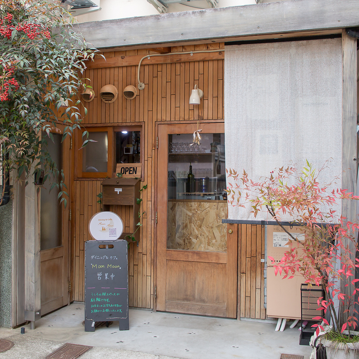 落ち着いた雰囲気の外観と店内です♪