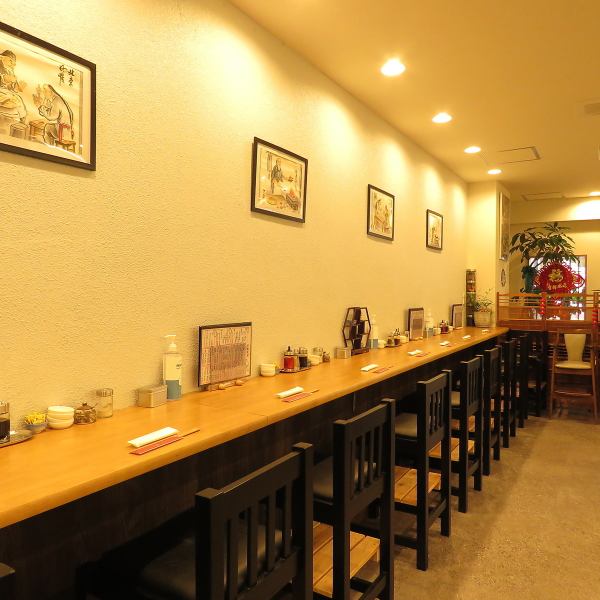 【お一人様でも使いやすい♪】店内にはカウンターが８席ございます。お一人でお料理やお酒を楽しめる空間を演出しております♪「一緒に行く人が今日は見つからない！でも中華は食べたい！」そのようなご要望にもしっかりとお応えします♪