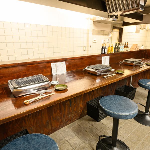 [Even in an atmosphere like a popular yakiniku!] The atmosphere of the seats near the entrance of the store changes completely, and it is a casual space that is perfect for a drink after work.There are counter seats and table seats that are perfect for dining alone!