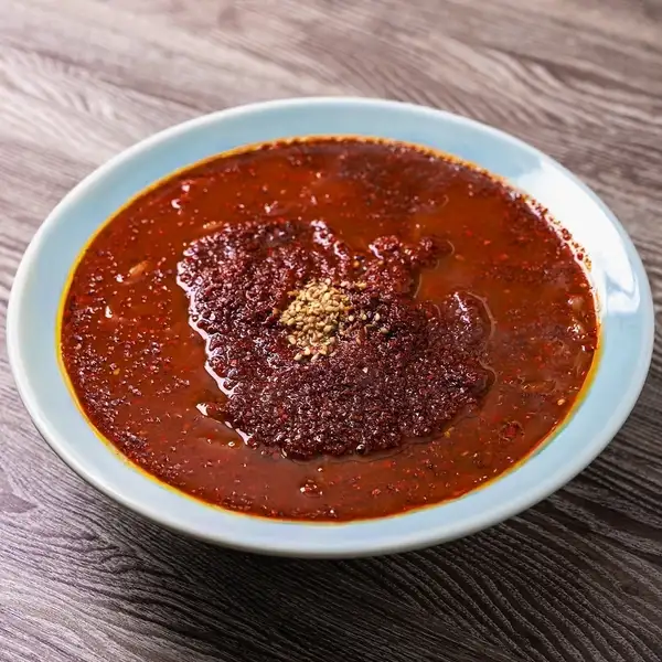 スパイスの香りが食欲をそそる！スープいっぱいに旨みと刺激が広がるヤミツキ必至の「名物辛麺」