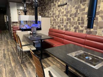 Table seats that can be used by up to 4 people per table.Relax on the sofa and enjoy dishes made with fresh seafood and yakiniku! It is now possible to accommodate semi-private rooms partitioned by roll screens.