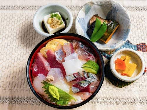 【おすすめの逸品】ランチの海鮮丼が大人気◎海鮮丼、焼き鯖寿司etc・・・