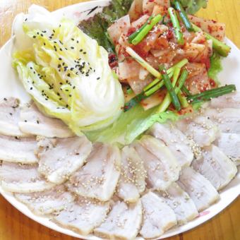 水煮五花肉!包含煎饼、紫菜包饭、嫩豆腐汤等8道菜《包肉套餐》3,500日元