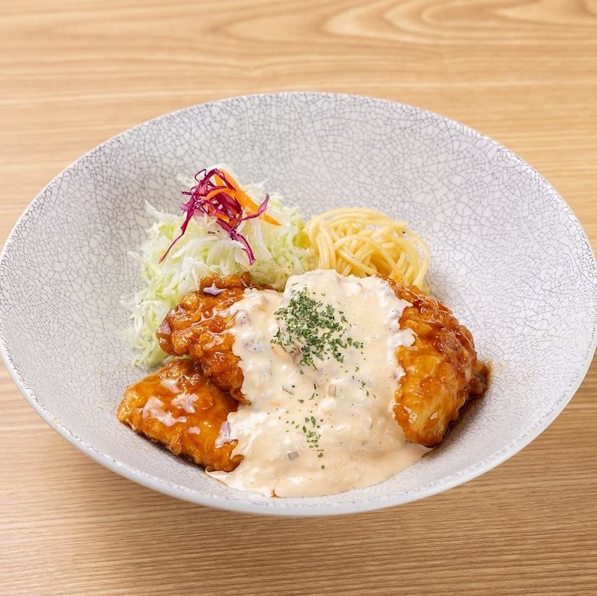 宮崎出身のシェフが作る本場の味を再現したチキン南蛮が自慢です
