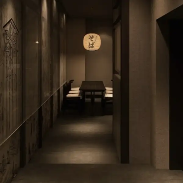 【ご家族での団欒やご宴会に】木の温もりが感じられる広々とした空間は、ご家族での食事や会社帰りの飲み会といった多彩なシーンで大活躍。季節の食材を活かした一品料理も多数ご用意しておりますので、皆様でシェアしながらワイワイとお食事をお楽しみいただけます。心地よい空間で、笑顔溢れる時間をご提供いたします。
