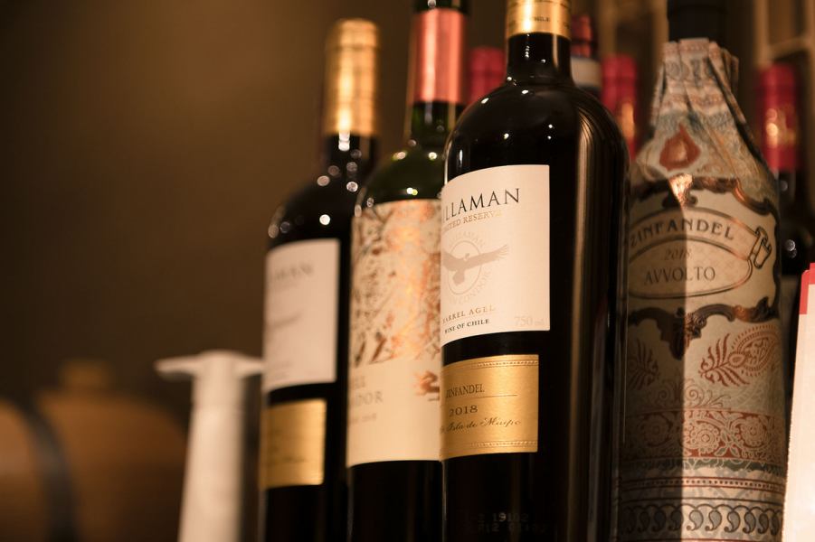 ワインの数も豊富、グラスでご提供は常時10種以上。ウンター席はご予約の上、お越しください。
