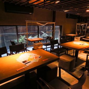 Table seats illuminated by warm lighting.The layout can be changed! We also take thorough measures against infectious diseases such as ventilation and partitions.