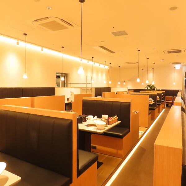 【大型宴会や貸切も随時受付中です】合計100席以上の店内。店内は各テーブル仕切りを設けており、ソファ付きのBOX席でごゆっくりお食事をお楽しみいただけます。80名様から貸切可能も承っております◎その他プライベート空間をお楽しみいただける個室も6名様よりご準備可能です。人数などお気軽にご相談ください！