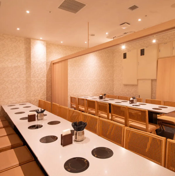 【全包廂】可承辦從小型到大型的宴會及用餐。我們提供完全私密、安靜的客房,非常適合想要享受私人空間的房客。可容納6人至最多36人,因此無論小團體或大團體,任何人都可以使用。我們的私人房間是隔開的,最多可供兩組人使用。